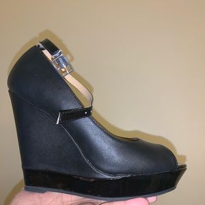Black wedges